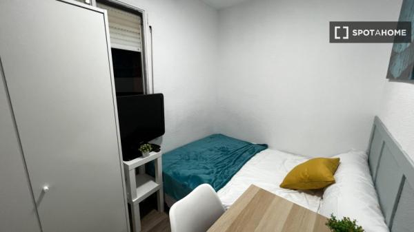 Habitación en piso compartido en madrid.