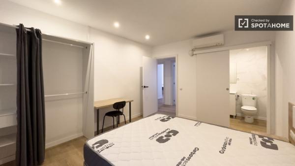 Se alquila habitación en piso de 7 habitaciones en Coliving en Eixample