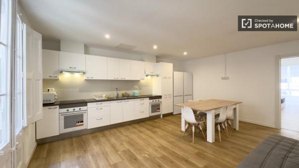 Se alquila habitación en piso de 7 habitaciones en Coliving en Eixample