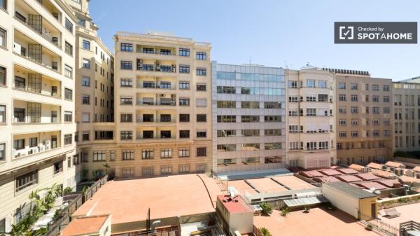 Se alquila habitación en piso de 7 habitaciones en Coliving en Eixample