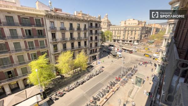 Se alquila habitación en piso de 7 habitaciones en Coliving en Eixample