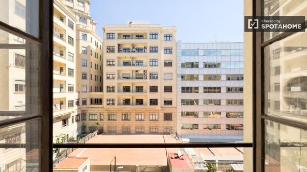 Se alquila habitación en piso de 7 habitaciones en Coliving en Eixample