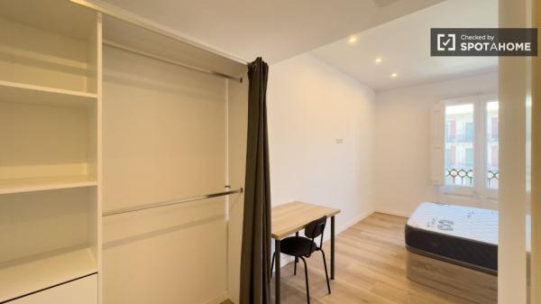 Se alquila habitación en piso de 7 habitaciones en Coliving en Eixample