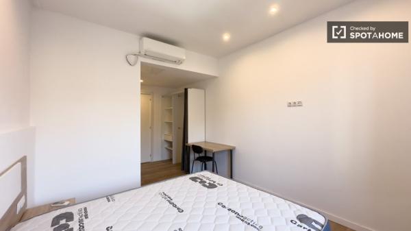 Se alquila habitación en piso de 7 habitaciones en Coliving en Eixample