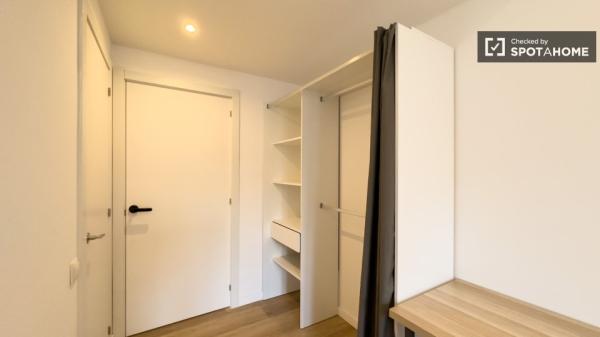 Se alquila habitación en piso de 7 habitaciones en Coliving en Eixample