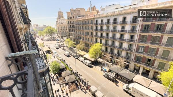 Se alquila habitación en piso de 7 habitaciones en Coliving en Eixample