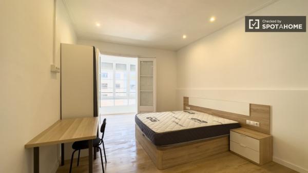 Se alquila habitación en piso de 7 habitaciones en Coliving en Eixample