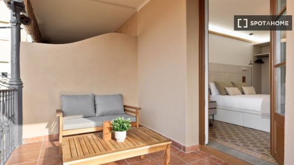 Room for rent in a 4-bedroom apartment in Barcelona