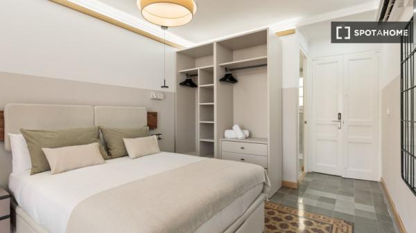 Room for rent in a 4-bedroom apartment in Barcelona