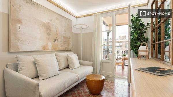 Room for rent in a 4-bedroom apartment in Barcelona