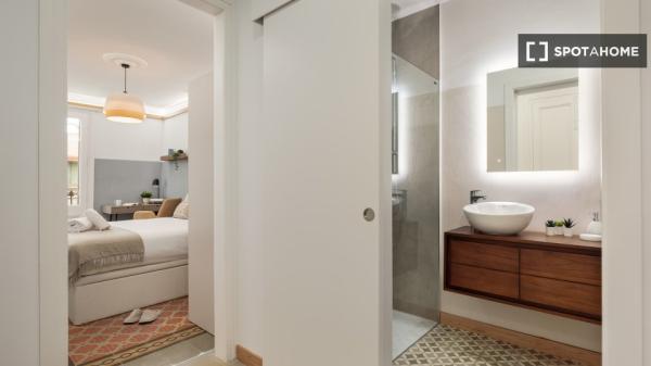 Alugo quarto em apartamento de 4 quartos em Barcelona