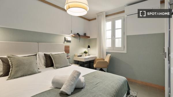 Alugo quarto em apartamento de 4 quartos em Barcelona