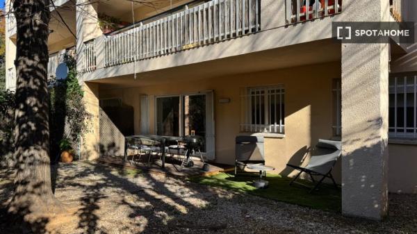 Se alquila habitación en piso de 4 habitaciones en Sant Cugat del Val