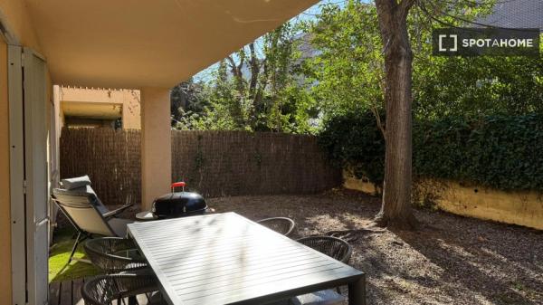 Se alquila habitación en piso de 4 habitaciones en Sant Cugat del Val