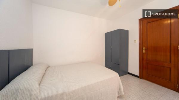 Se alquila habitación en piso compartido en Granada