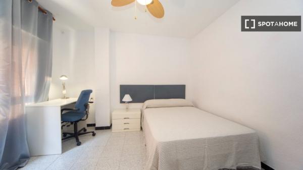 Se alquila habitación en piso compartido en Granada