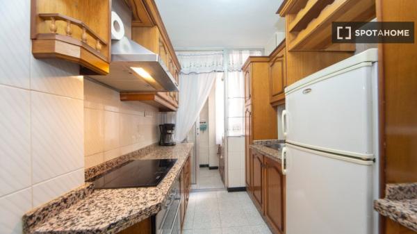 Se alquila habitación en piso compartido en Granada