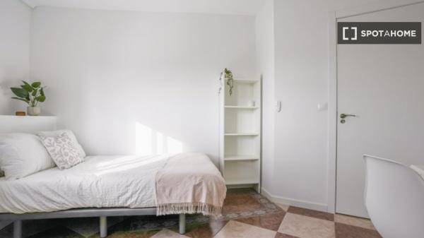 Se alquila habitación en estupendo piso situado en Madrid