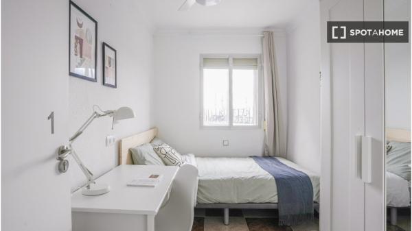 Se alquila habitación en estupendo piso situado en Madrid