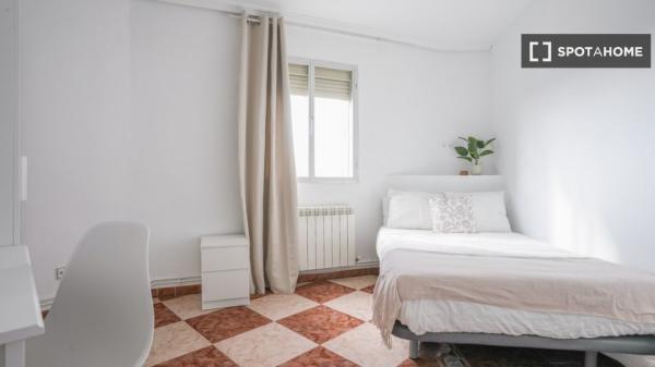 Se alquila habitación en estupendo piso situado en Madrid