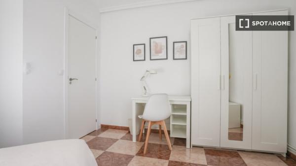 Se alquila habitación en estupendo piso situado en Madrid