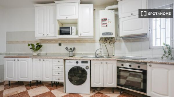 Se alquila habitación en estupendo piso situado en Madrid