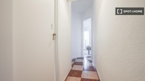 Se alquila habitación en estupendo piso situado en Madrid