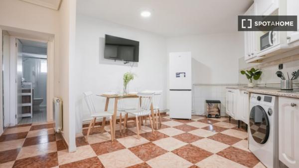 Se alquila habitación en estupendo piso situado en Madrid