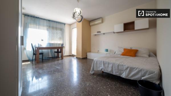 Se alquila habitación en apartamento de 4 dormitorios en Campanar, Valencia.