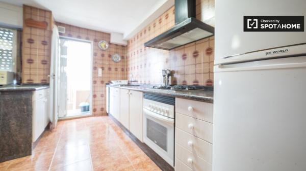 Se alquila habitación en apartamento de 4 dormitorios en Campanar, Valencia.