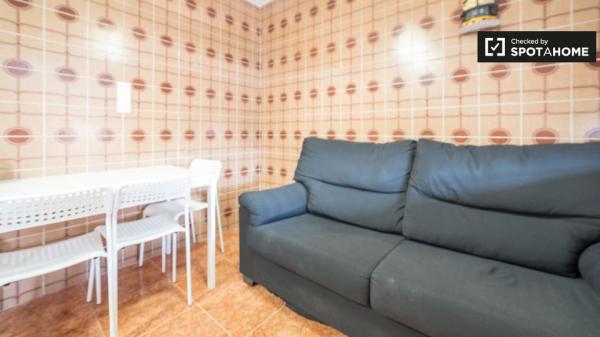 Se alquila habitación en apartamento de 4 dormitorios en Campanar, Valencia.