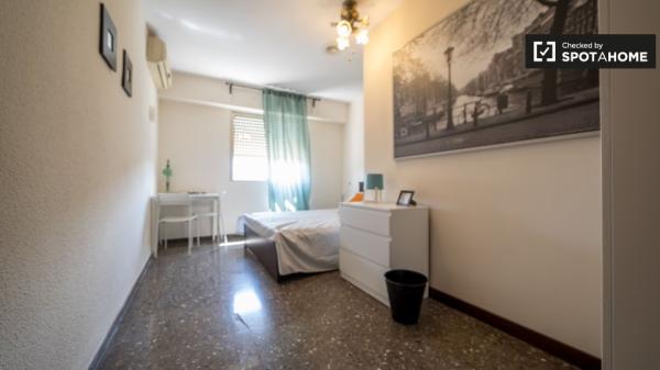 Se alquila habitación en apartamento de 4 dormitorios en Campanar, Valencia.