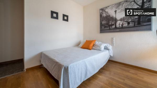 Se alquila habitación en apartamento de 4 dormitorios en Campanar, Valencia.