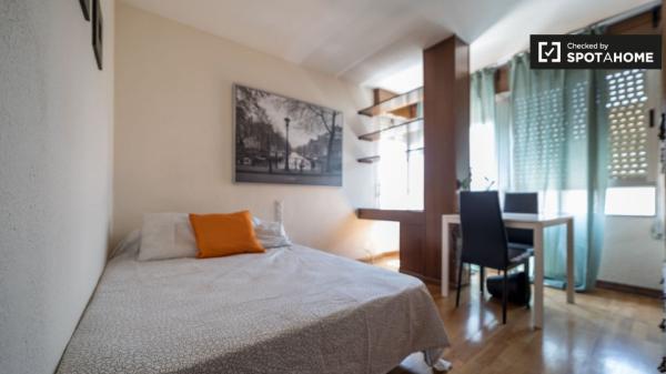 Se alquila habitación en apartamento de 4 dormitorios en Campanar, Valencia.