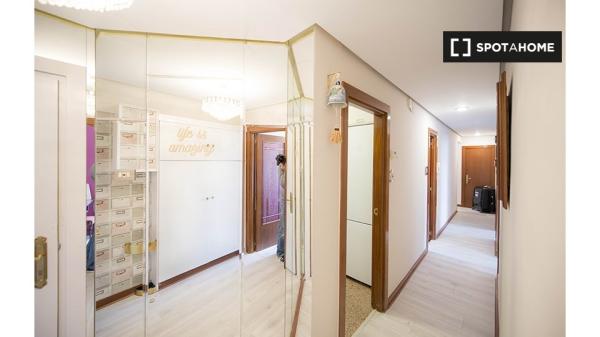 Se alquila habitación en apartamento de 5 dormitorios en Casco Viejo, Bilbao