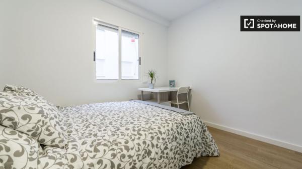 Habitación con baño en un apartamento de 5 dormitorios en Valencia