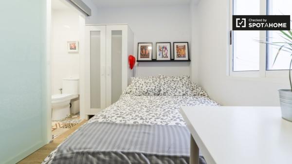 Habitación con baño en un apartamento de 5 dormitorios en Valencia