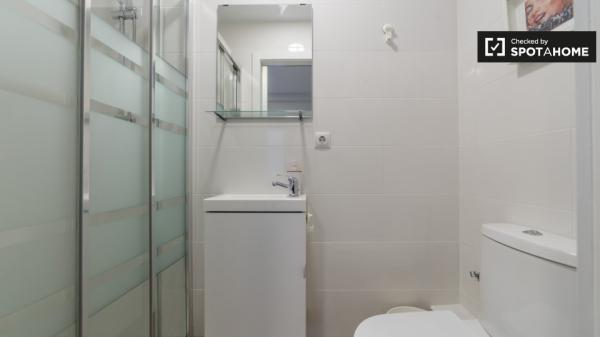 Habitación con baño en un apartamento de 5 dormitorios en Valencia