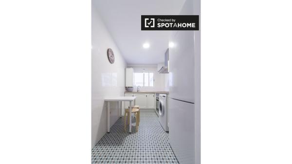 Habitación con baño en un apartamento de 5 dormitorios en Valencia