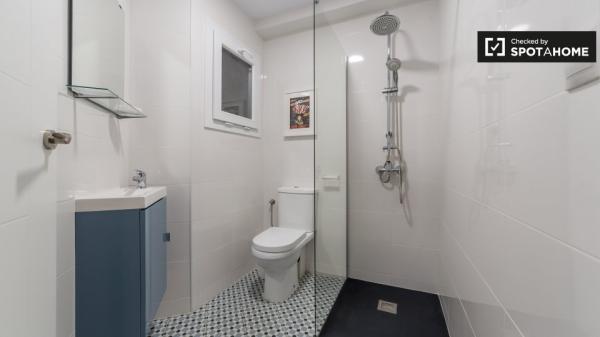 Habitación con baño en un apartamento de 5 dormitorios en Valencia