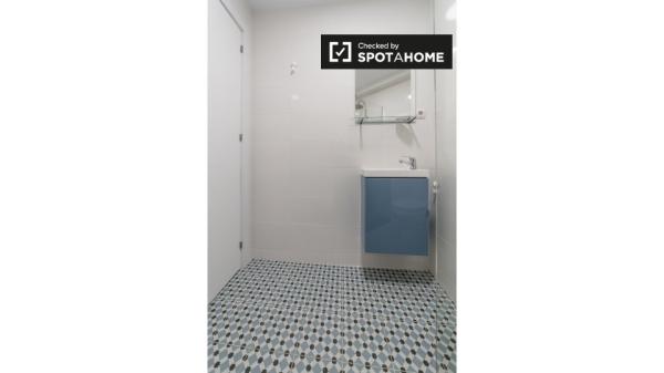 Habitación con baño en un apartamento de 5 dormitorios en Valencia