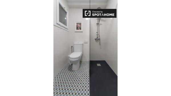 Habitación con baño en un apartamento de 5 dormitorios en Valencia