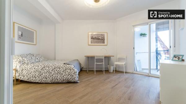 Habitación con baño en un apartamento de 5 dormitorios en Valencia