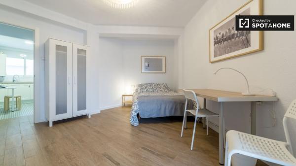 Habitación con baño en un apartamento de 5 dormitorios en Valencia