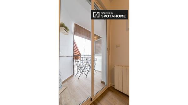 Habitación con baño en un apartamento de 5 dormitorios en Valencia