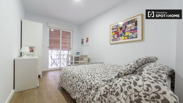 Habitación con baño en un apartamento de 5 dormitorios en Valencia