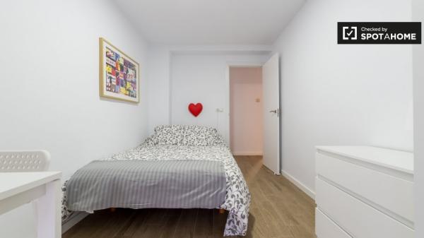 Habitación con baño en un apartamento de 5 dormitorios en Valencia