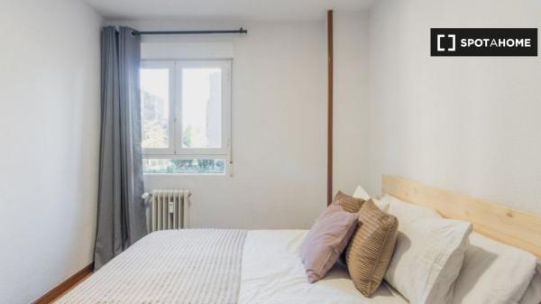 ¡Habitaciones en alquiler en piso de 4 dormitorios en Madrid!