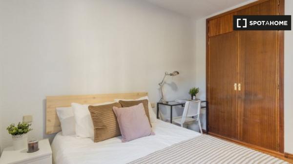 ¡Habitaciones en alquiler en piso de 4 dormitorios en Madrid!