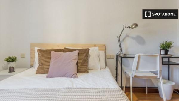 ¡Habitaciones en alquiler en piso de 4 dormitorios en Madrid!